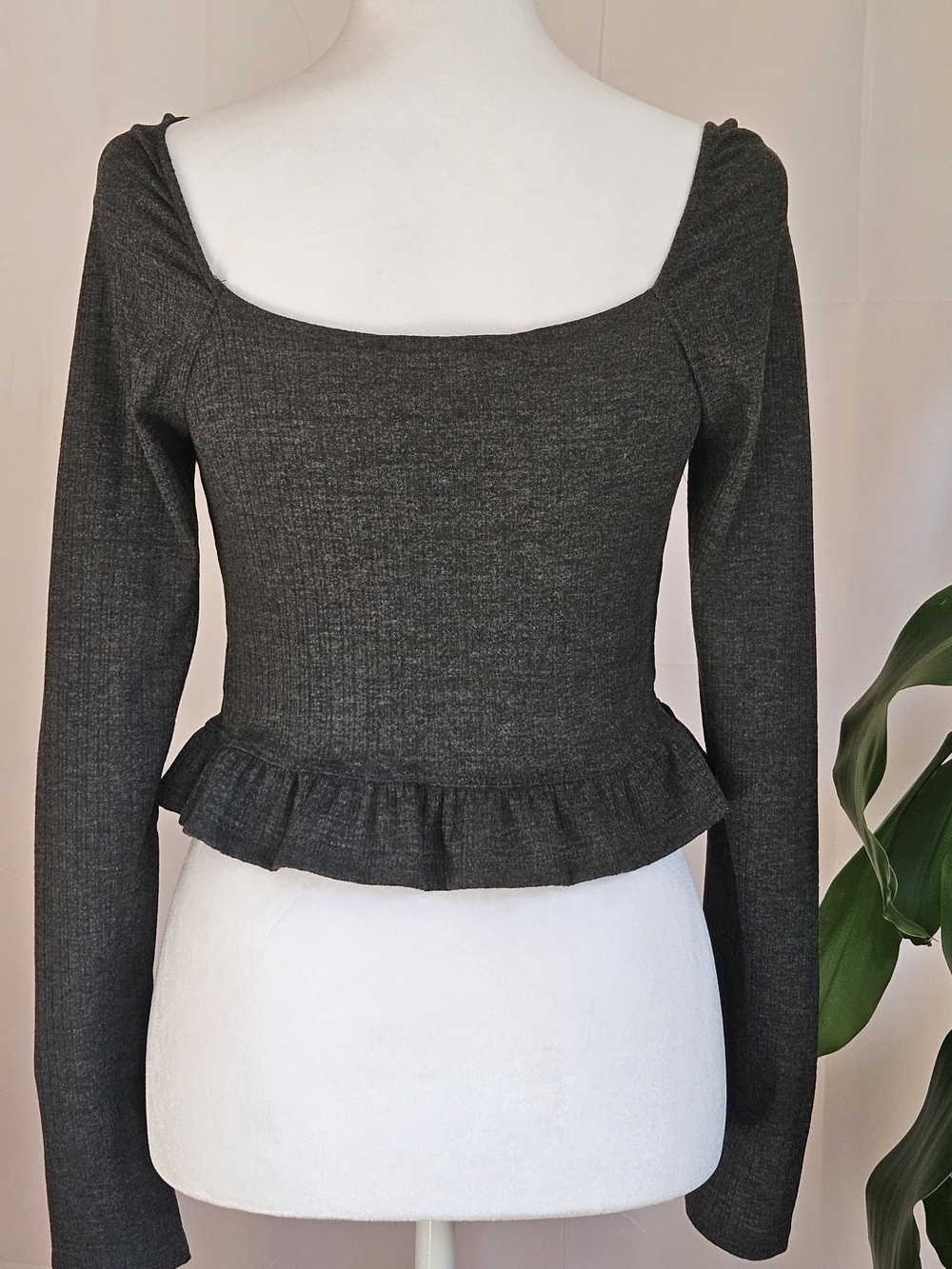 LUSH Charcoal Grey Ruched Front Long Sleeve Crop Top Blouse - Size XS NWT - Picture 4 of 13